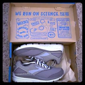 Brooks Walking Shoes Size 6